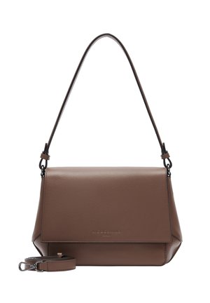 Sac à main en cuir brun avec un design structuré, doté d'une poignée supérieure et d'une bandoulière amovible, logo en relief sur le devant.