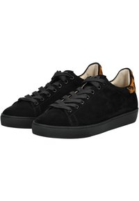 Baskets en daim noir avec un bout rond, lacets gris et semelles en caoutchouc. Accents notables en imprimé animal beige sur le talon et sur le côté.