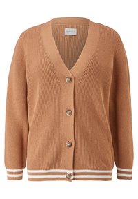 Cardigan en maille marron chameau avec col en V, quatre boutons marron, et poignets et ourlet à rayures blanches.