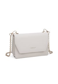 Borsa crossbody strutturata beige chiaro con tracolla in catena dorata, dotata di chiusura a pattina e logo impresso sul davanti. Superficie testurizzata.