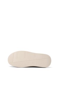 Suola di una scarpa, realizzata in materiale gommoso beige testurizzato, con scanalature diagonali e orizzontali per una migliore aderenza.
