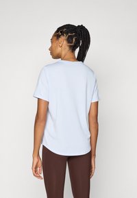 ASICS FUJITRAIL LOGO TOP - Sports T-shirt - blue fade