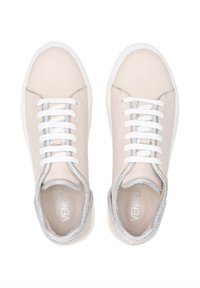 Beige Leder Sneakers mit weißen Schnürsenkeln und einem silber-akzentuierten Ösen-Design. Sie verfügen über eine glatte Textur und eine runde Zehenform.