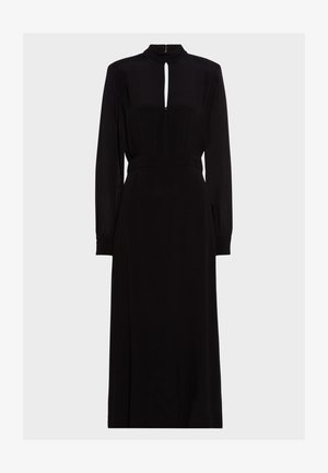Czarna długa sukienka z długim rękawem, wysokim kołnierzem, wycięciem w kształcie łezki przy dekolcie, dopasowaną talią i zwiewnym dołem. Gładki materiał o delikatnym połysku.