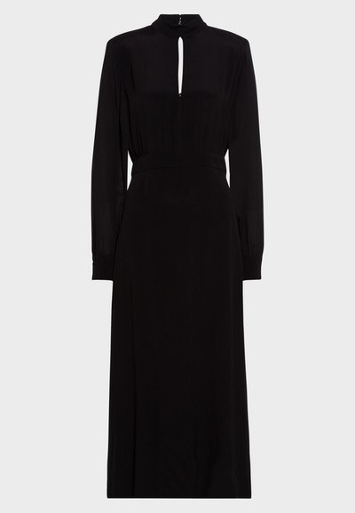 Czarna długa sukienka z długim rękawem, wysokim kołnierzem, wycięciem w kształcie łezki przy dekolcie, dopasowaną talią i zwiewnym dołem. Gładki materiał o delikatnym połysku.