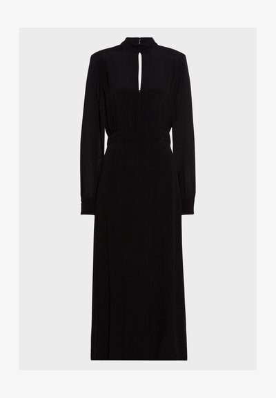 Robe noire à manches longues avec un col haut, décolleté en forme de trou de serrure, taille cintrée et jupe fluide. Tissu lisse avec un éclat subtil.