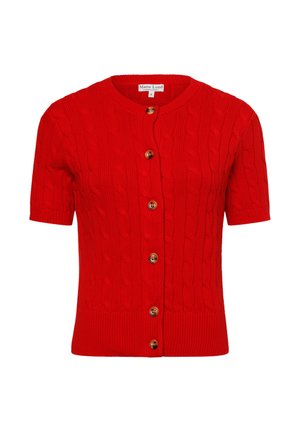 Rode gebreide cardigan met korte mouwen, met een kabelpatroon, ronde halslijn, en vijf bruine knopen aan de voorkant.