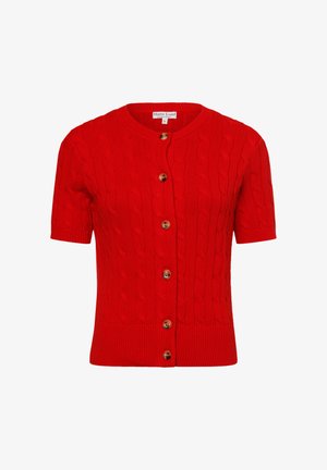 Rode gebreide cardigan met korte mouwen, met een kabelpatroon, ronde halslijn, en vijf bruine knopen aan de voorkant.