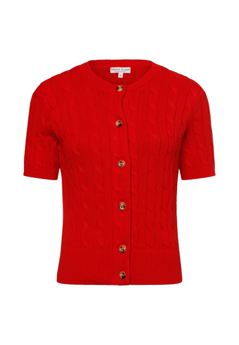 Rote Strickjacke mit kurzen Ärmeln, die ein Kabelmuster, einen runden Halsausschnitt und fünf braune Knöpfe auf der Vorderseite aufweist.