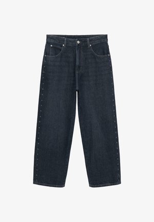 Jeans blu scuro a gamba larga con tasche frontali, chiusura con bottoni e piccoli ornamenti a forma di stella lungo le cuciture esterne di entrambe le gambe.