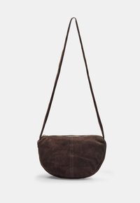 Borsa a tracolla in suede marrone con forma curva, tracolla regolabile e chiusura superiore con cerniera. Presenta una texture morbida e dettagli di cucitura minimal.