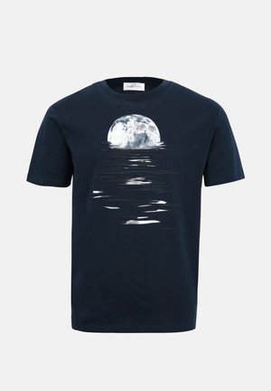 Maglietta blu navy con una grande grafica della luna che si riflette sulle onde dell'acqua, posizionata al centro del petto.
