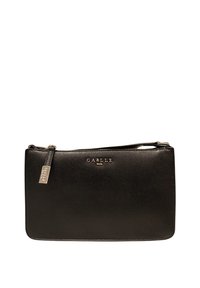 Clutch bag in pelle nera con una texture liscia, forma rettangolare piatta, chiusura con zip superiore e accentuazione del logo metallico sulla parte anteriore.