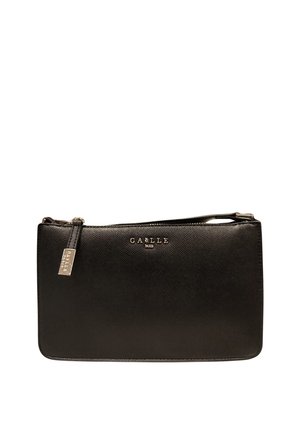 Clutch bag in pelle nera con una texture liscia, forma rettangolare piatta, chiusura con zip superiore e accentuazione del logo metallico sulla parte anteriore.