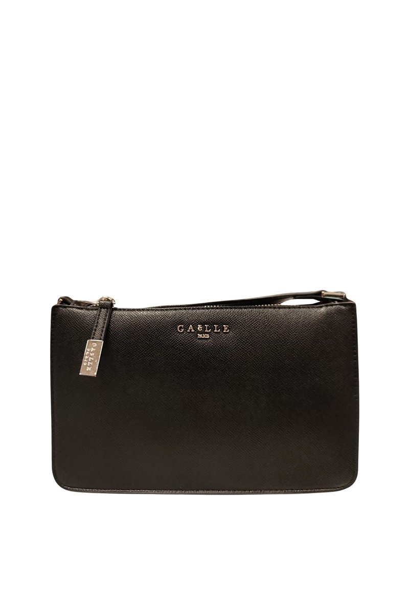 Clutch bag in pelle nera con una texture liscia, forma rettangolare piatta, chiusura con zip superiore e accentuazione del logo metallico sulla parte anteriore.