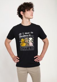 Schwarzes Baumwoll-T-Shirt mit einer Grafik von drei Teddybären, darüber der Text "Alles, was ich mir zu Weihnachten wünsche, ist... Sooty & Co".