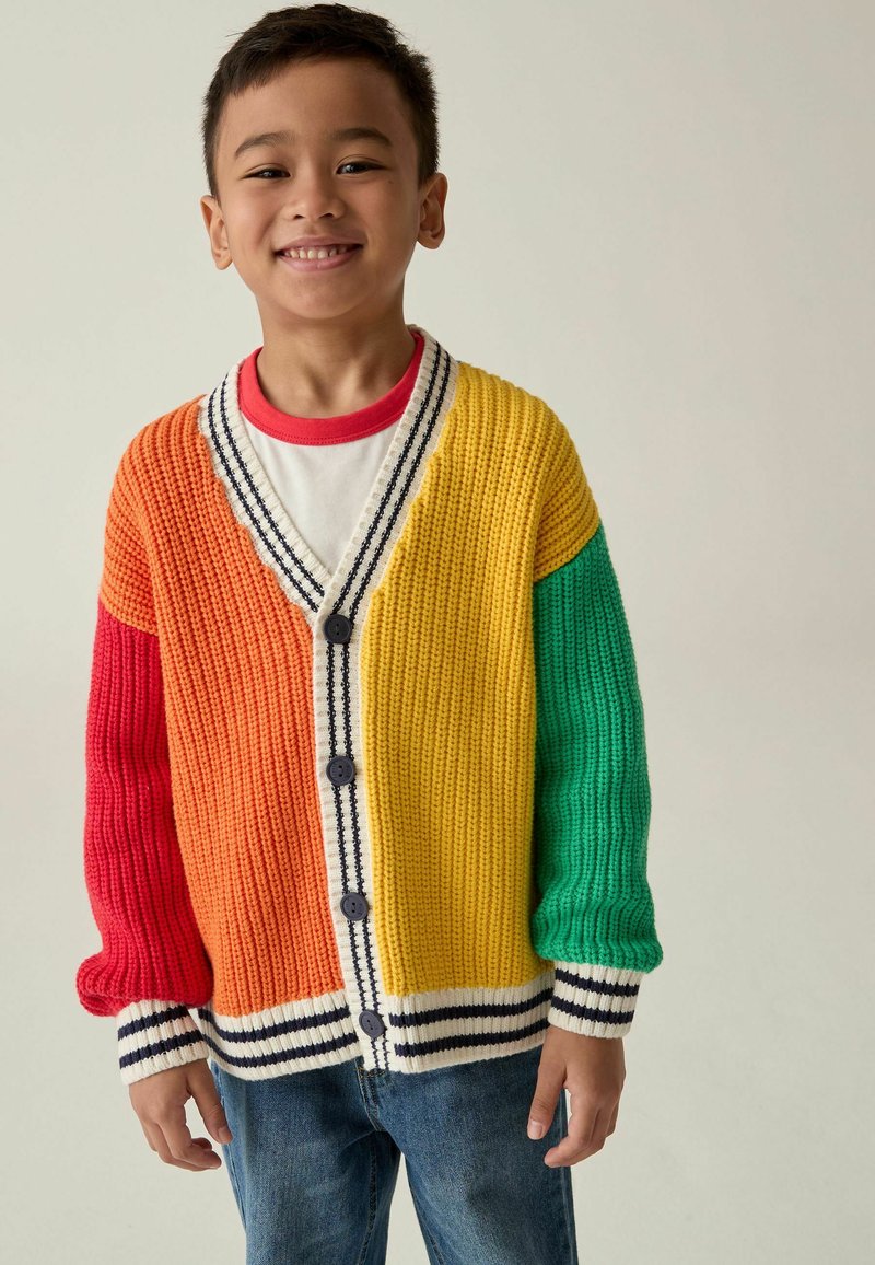 Bunt gestrickte Strickjacke mit orangen, gelben, grünen und roten Abschnitten, einem gestreiften Kragen und Knopfverschluss. Lässige Passform.