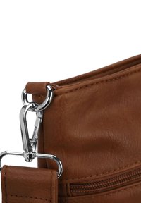 Braune Ledertasche mit Details wie einem silbernen Metallclip, Reißverschluss und genähten Akzenten, einer glatten Oberfläche und geschwungenem Design.