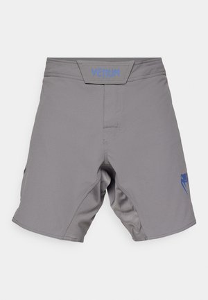 Pantaloni scurți gri, confecționați din material respirabil, având un logo Venum albastru pe partea stângă și o brăță texturată pentru o potrivire sigură.