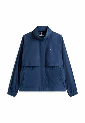 Giacca a vento blu navy realizzata in tessuto leggero, dotata di colletto alto, due tasche frontali e polsini elasticizzati per una vestibilità sicura.