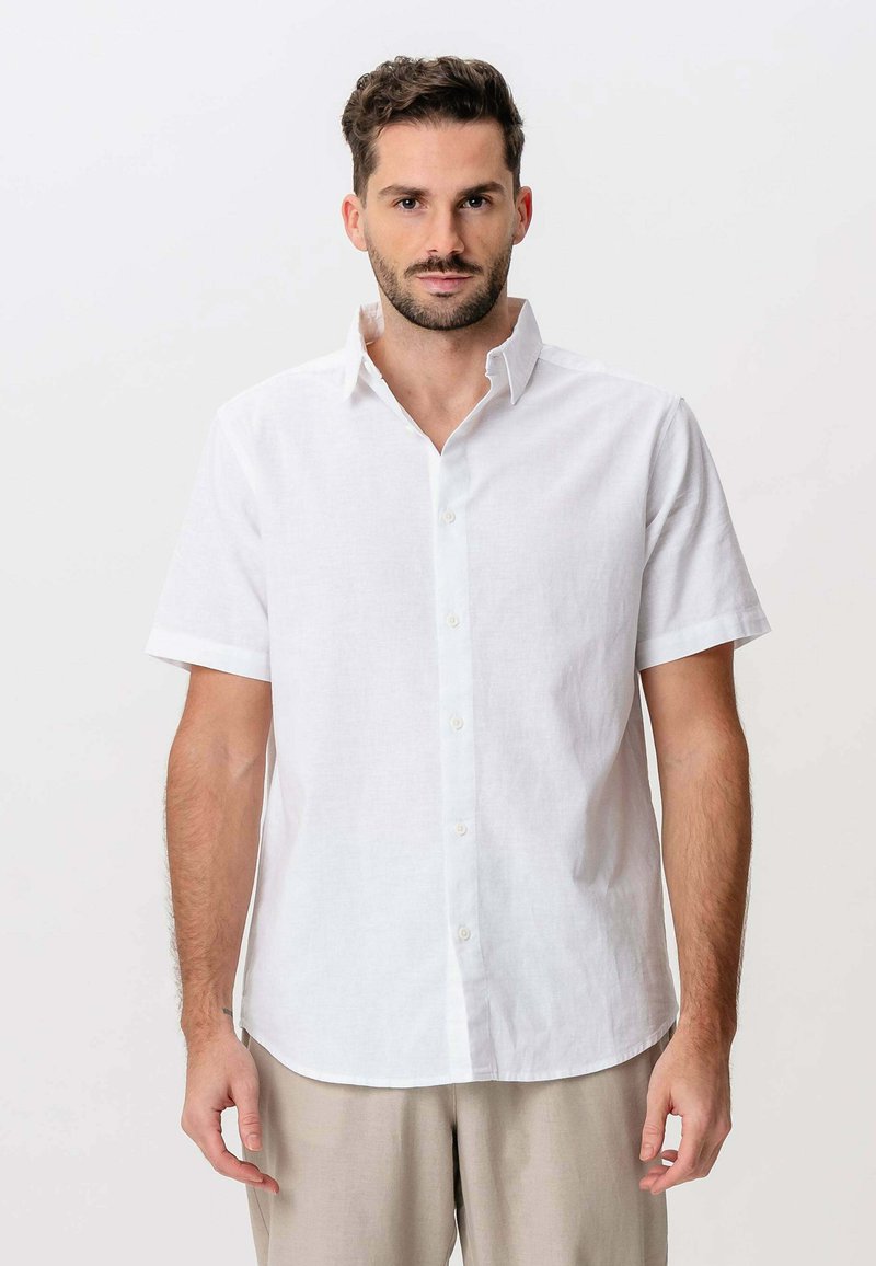 Hvid kortærmet skjorte med knaplukning lavet af linen, med klassisk krave, frontlomme og en afslappet pasform.