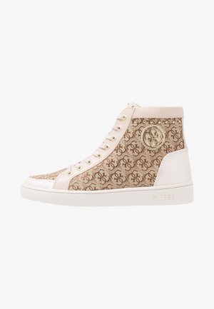Zapatilla alta con tejido beige estampado, ribete de cuero rosa claro, emblema de logo dorado en el lateral, suela blanca y cierre de cordones frontal.