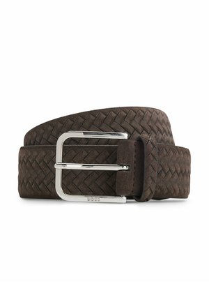 Cinturón marrón de cuero trenzado con hebilla rectangular plateada grabada con "BOSS", mostrado enrollado sobre un fondo blanco.