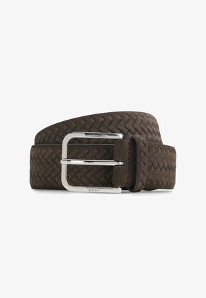 Cintura marrone intrecciata in pelle con fibbia rettangolare argento incisa con la scritta "BOSS", esposta arrotolata su uno sfondo bianco.