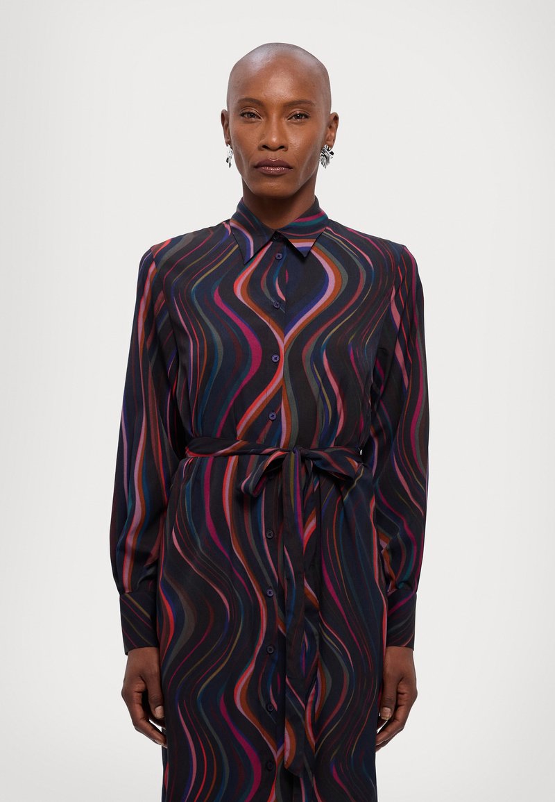 Pikade varrukatega must kleit, millel on värvilised lainemustrid, kaelus, nööbid ja kinnitatud vöö, mis loob figureeriva silueti.