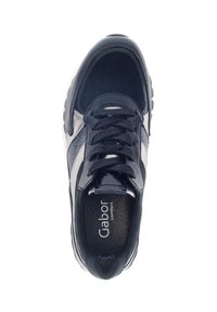 Marineblauwe sneaker met suède en lakleren accenten, ronde neus, platte veters en een gevoerde inlegzool. Heeft een logo op de inlegzool.