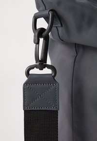 Carhartt WIP ALUMNI TOTE BAG UNISEX - Velika torba - graphite/dark fir