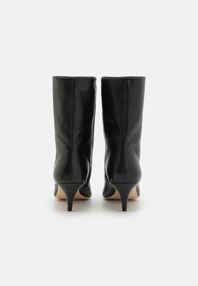 Mustad nahast ankle kingad terava nina ja 3-tolliste stilettokontsadega. Sile tekstuur, stiilne disain ja minimaalne õmblus.