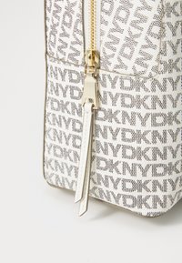 DKNY BRYANT AVE BACKPACK - Hátizsák - putty/marshmallow