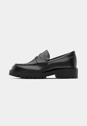 Schwarze Leder-Loafer mit glänzender Textur, ausgestattet mit einem klassischen Penny-Riemen und einer robusten, derben Sohle für besseren Grip.