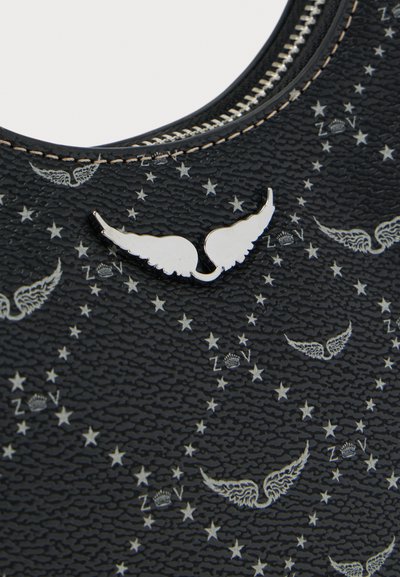Μαύρη τσάντα με υφή, διακοσμημένη με ασημί μοτίβα φτερών και αστεριών, με ευδιάκριτο μεταλλικό λογότυπο φτερού στο μπροστινό μέρος και λεπτομέρεια λείας φερμουάρ.