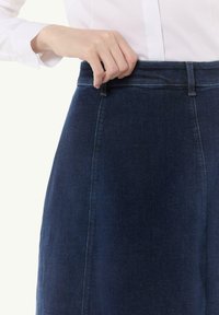 Dunkelblaue Denim-Rock mit hoher Taille, geradem Schnitt und dezenten Steppdetails an den Nähten. Glatte Textur und schmaler Bund.