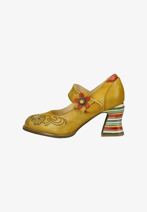 Zapato de cuero amarillo con puntera redondeada, acento decorativo de flores y tacón a rayas multicolores. Presenta detalles de costura intrincados.
