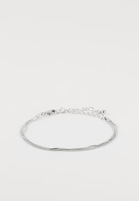 Bracelet en argent comportant plusieurs chaînes fines, avec une finition texturée et un fermoir avec une chaîne d'ajustement.