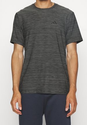 Schwarzes sportliches T-Shirt aus einem strukturierten Stoff mit einem dezenten gestreiften Muster, ausgestattet mit einem kleinen schwarzen Logo auf der linken Brust.