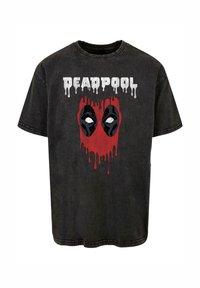 Juodas marškinėlis su grafiniu dizainu, kuriame yra raudona ir juoda Deadpool kaukė, lašėjimo efektas ir balta „DEADPOOL“ antraštė virš grafikos.
