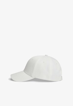 Biała czapka z daszkiem z zakrzywionym rondem i regulowanym paskiem, widoczna z boku na białym tle.