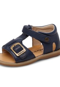 Námořnické modré kožené sandály s otevřenými stranami, nastavitelné pásky se zlatou sponou a polstrovanou hnědou stélkou. Lehká gumová podrážka.