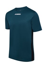 Donker tealkleurig sportshirt met korte mouwen, zwarte zijpanelen en wit "HUMMEL"-logo in het midden van de borst.