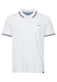 Hvit poloskjorte med kontrasterende marineblå striper på kragen og ermene, med en brystlomme og tre-knapps placket.