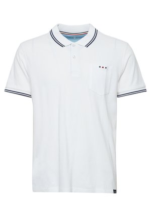 Cămașă polo albă cu dungi contrastante în nuanța marină pe guler și mâneci, având un buzunar pe piept și o închidere cu trei nasturi.
