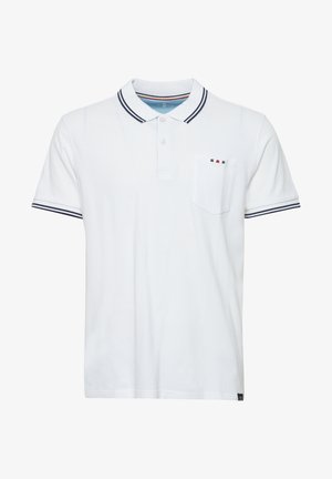 Cămașă polo albă cu dungi contrastante în nuanța marină pe guler și mâneci, având un buzunar pe piept și o închidere cu trei nasturi.