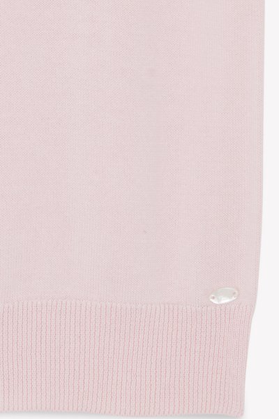 Ανοιχτό ροζ πλεκτό πουλόβερ με ριμπ τελείωμα και μικρή με ταλλική λεπτομέρεια λογότυπου στο κάτω δεξί μέρος. Μαλακή υφή και εφαρμοστή γραμμή.