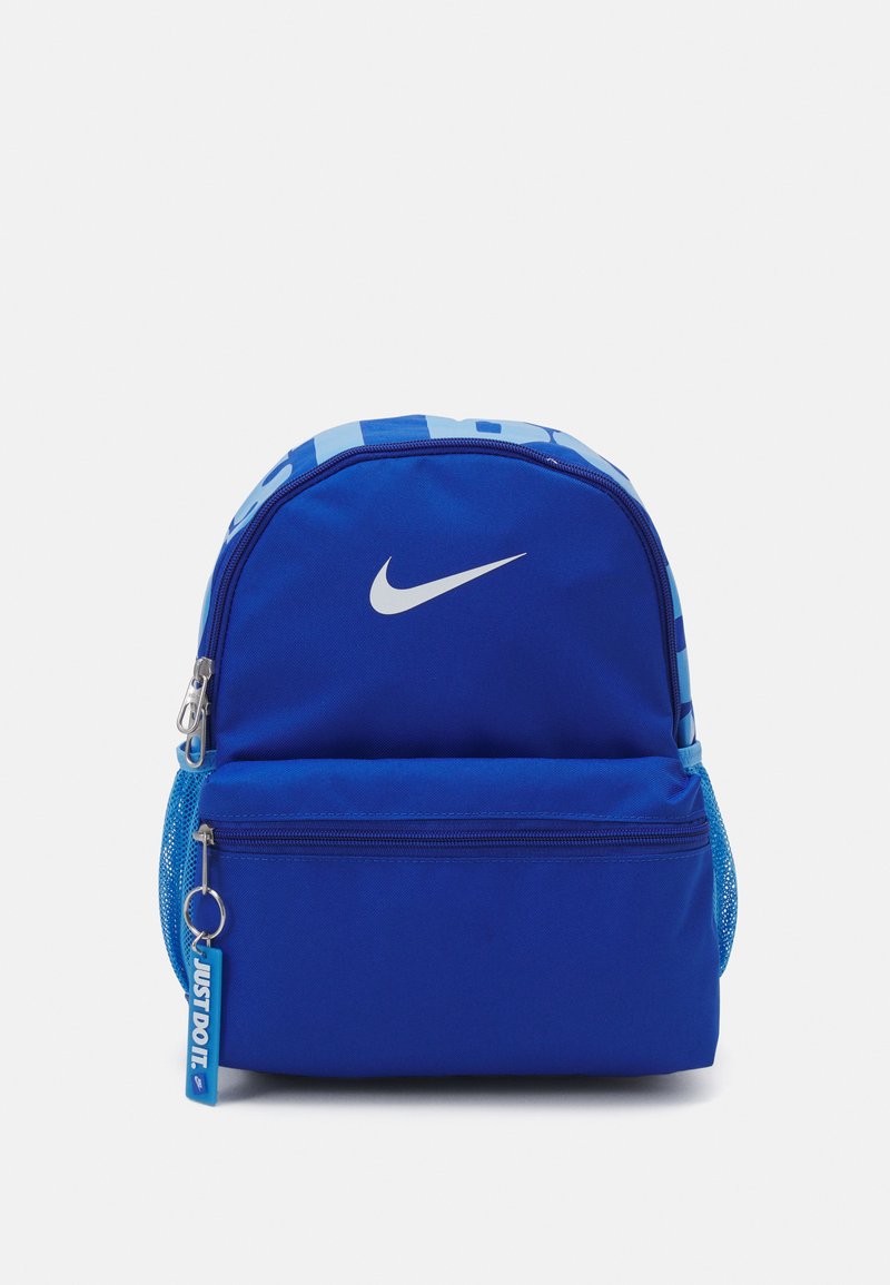 Kék Nike hátizsák lekerekített formával, textilből készült. Elülső cipzáras zsebbel, hálós oldalsó zsebekkel és logó emblémával rendelkezik.