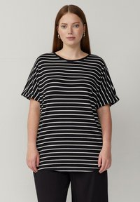 Zwart-wit gestreepte t-shirt met een ronde halslijn en korte mouwen, gemaakt van zachte, lichte stof. Casual, ontspannen pasvorm.