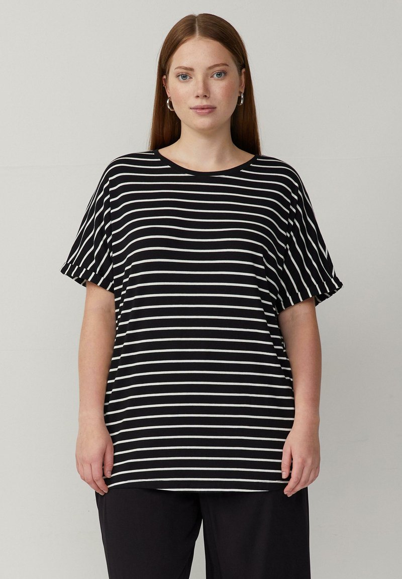 Zwart-wit gestreepte t-shirt met een ronde halslijn en korte mouwen, gemaakt van zachte, lichte stof. Casual, ontspannen pasvorm.